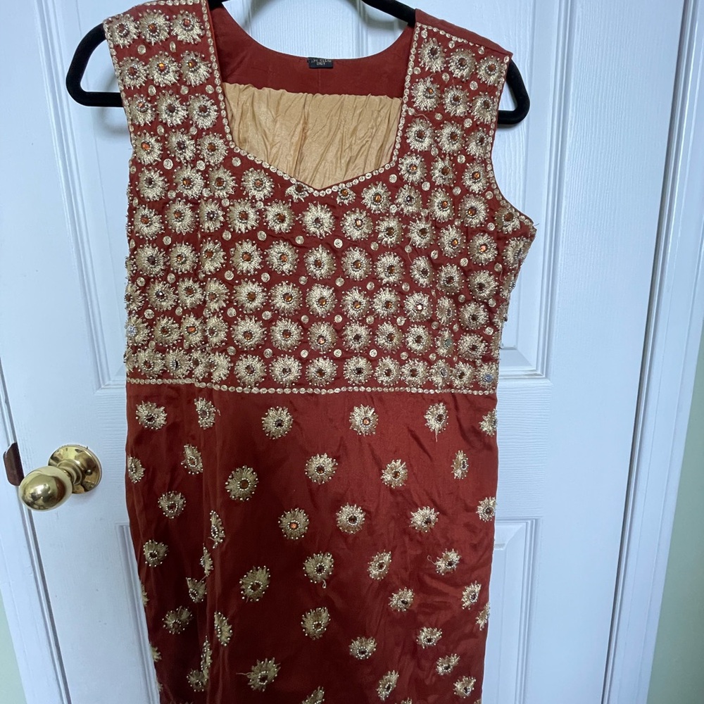 Elegant Sleeveless Embroidered Salwar Kameez